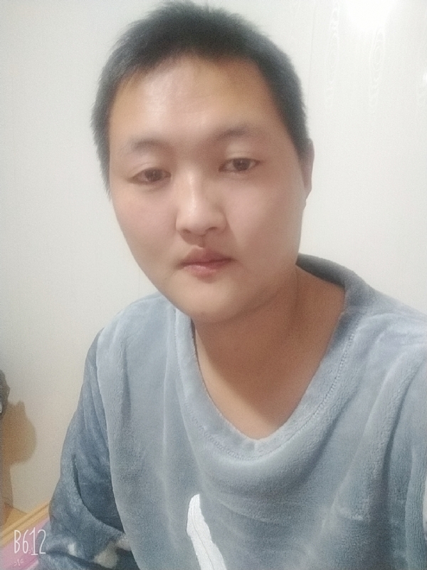 烟圈里透着伤的第一张照片--潍坊相亲服务中心